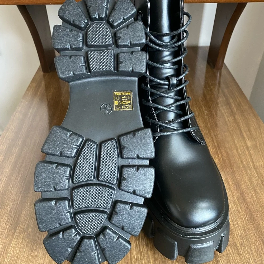 NWT ASOS black, platform, side zip boots. Size 6 - Picture 6 of 9